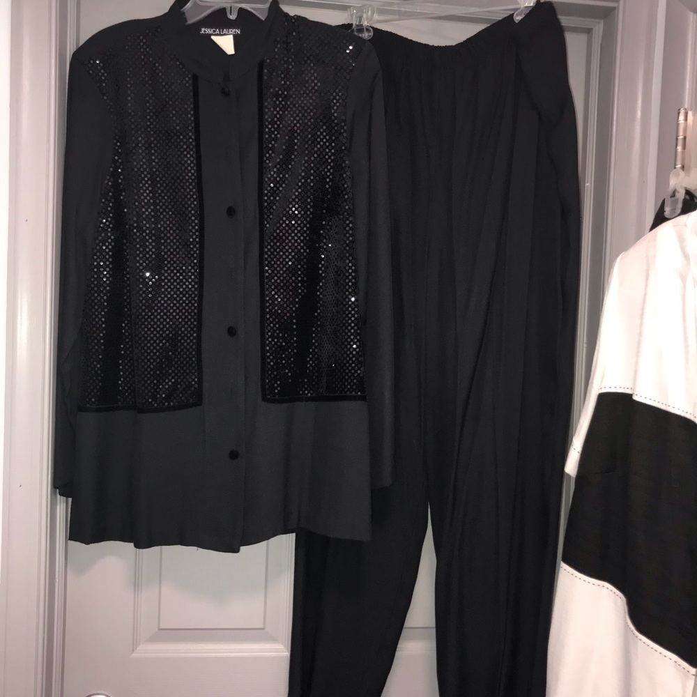 Black Dressy Pant Suit. TOP IS Size 16. BOTTOMS 18